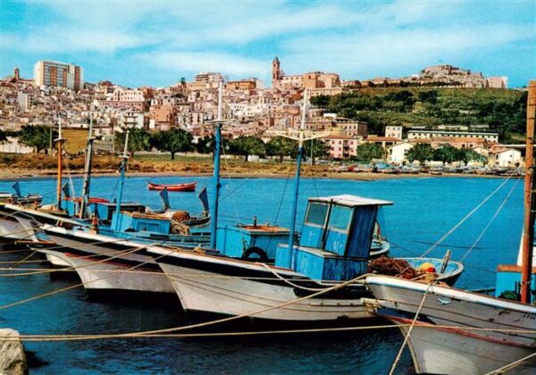 Termini Imerese Hafen Fischkutter Blick zur Stadt