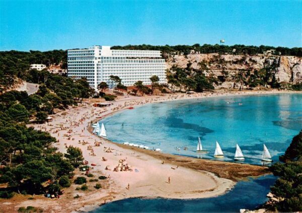 Cala Galdana Menorca ES Kuestenpanorama Strand Hotel