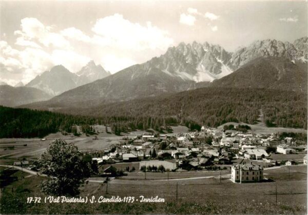 Innichen Suedtirol Gesamtansicht mit Alpenpanorama