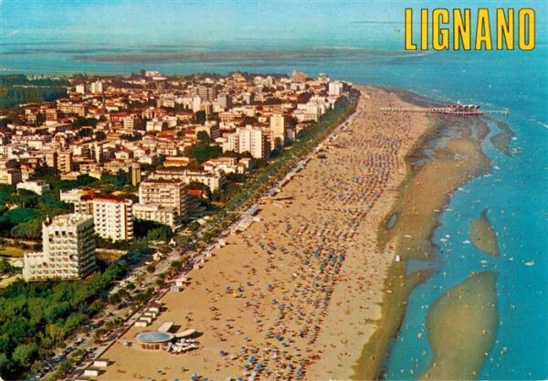Lignano Sabbiadoro IT Fliegeraufnahme mit neuer Terrasse und grossem Strand