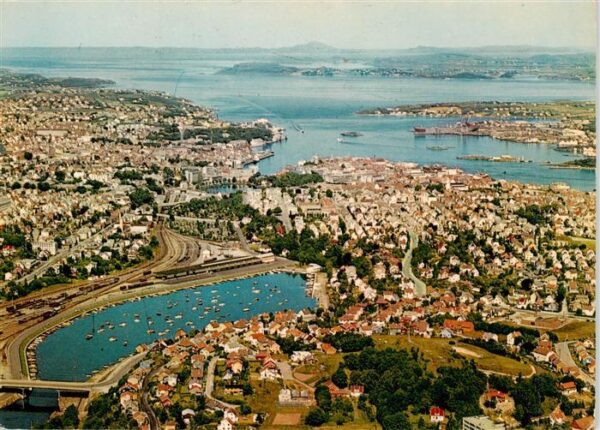 Stavanger Norge View of the town with lake Hillevagsvannet
