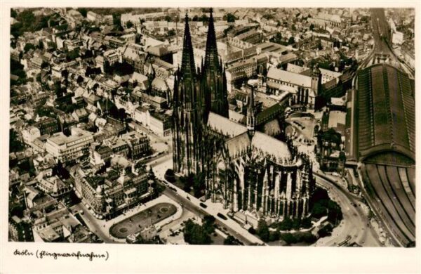 Koeln  Rhein Koelner Dom Hauptbahnhof