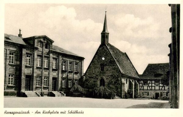 Herzogenaurach Bayern Kirchplatz mit Schulhaus