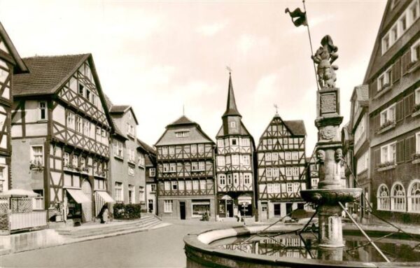 Fritzlar Markt mit Rolandsbrunnen Altstadt Fachwerkhaeuser