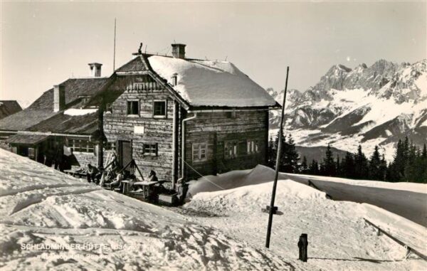 Schladmingerhuette 1830m Dachstein AT Berghuette mit Dachsteingebirge Winterland