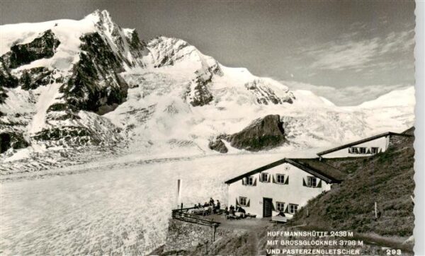 Heiligenblut Kaernten AT Hoffmannshuette mit Grossglockner und Pasterzengletsche