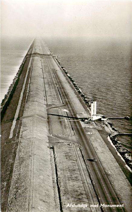Afsluitdijk NL met Monument Deich