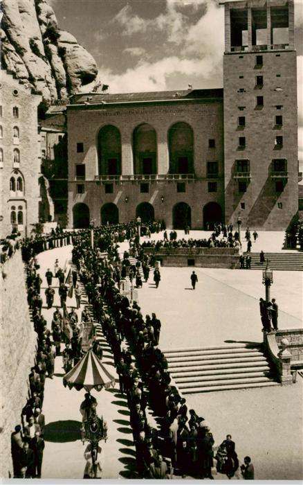 Montserrat Kloster Procesión en la Plaza del Monasterio