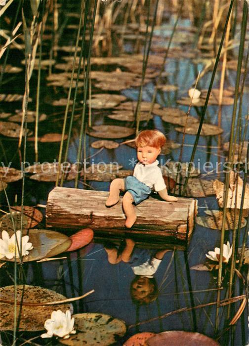 Kaethe-Kruse Puppen 6215 Puppe auf Holzbrocken in Wasser