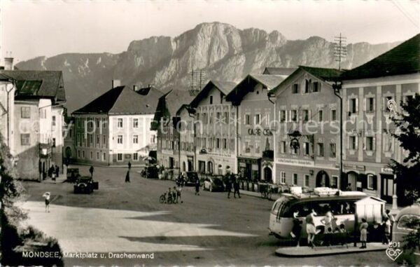 Mondsee Salzkammergut AT Marktplatz und Drachenwand