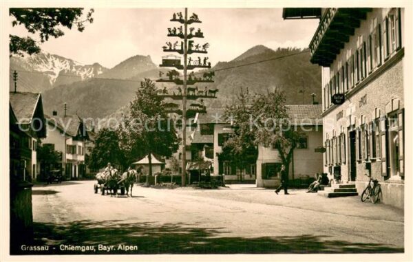 Grassau Chiemgau Ortszentrum Maibaum Pferdefuhrwerk Alpen