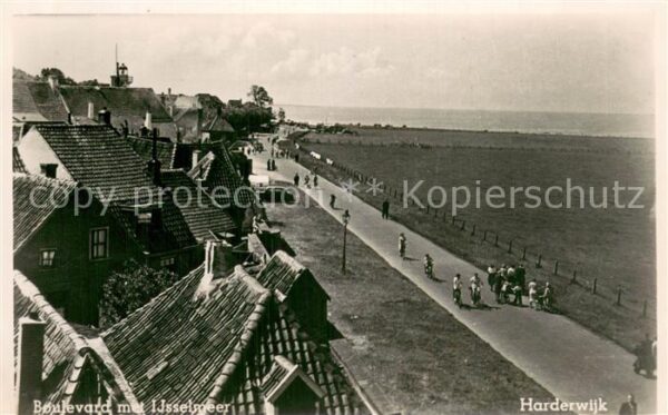 Harderwijk NL Boulevard met IJsselmeer