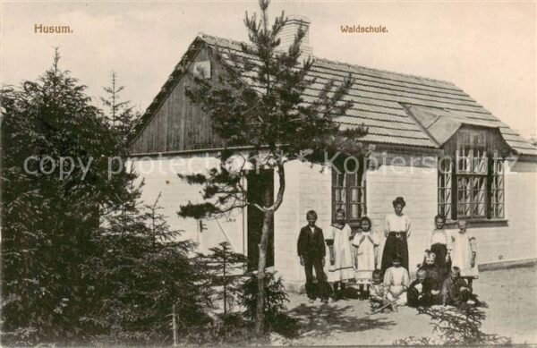 Husum  Nordfriesland Waldschule Aussenansicht m. Kindern