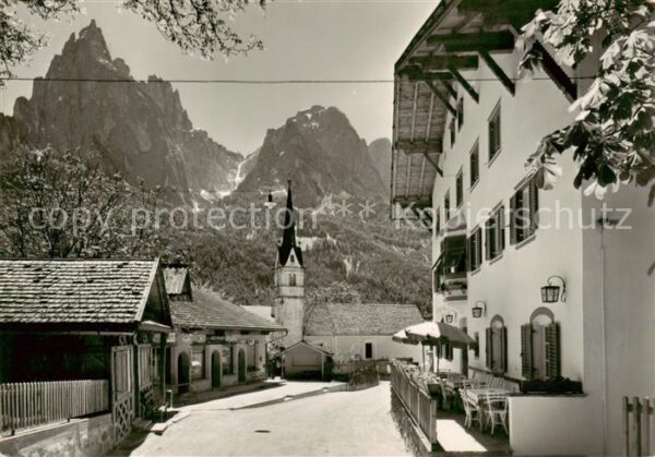 Seis am Schlern Kastelruth Siusi allo Sciliar Suedtirol IT Dorfpartie m. Schlern