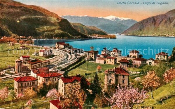 Porto Ceresio Lago di Lugano IT Teilansicht m. Bahnhof u. See