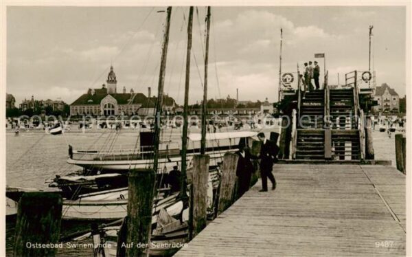 Swinemuende Swinoujscie Auf der Seebruecke