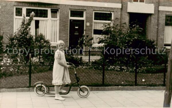 S-Gravenhage Den Haag NL Kind mit Roller vor Wohnhaus