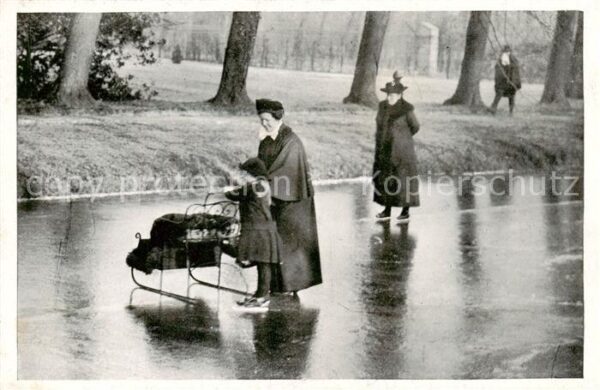 S-Gravenhage Den Haag NL HM de Koningin en HKH Prinses Juliana schaatsen rijdend