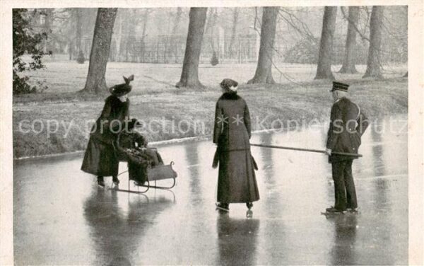 S-Gravenhage Den Haag NL HM de Koningin en HKH Prinses Juliana schaatsen rijdend
