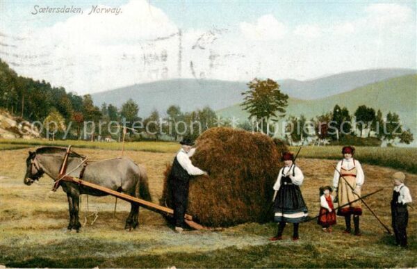 Soetersdalen Norge Bauernfamilie bei der Heuernte