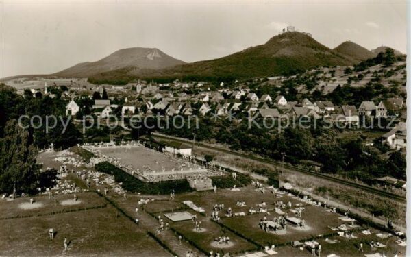 Annweiler Trifels Freibad mit Blick auf Trifels