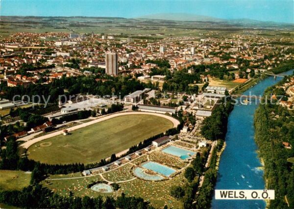Wels Oberoesterreich AT Fliegeraufnahme mit Messegelaende und Stadion an der Tra