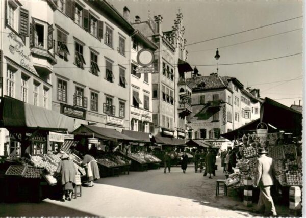 Bolzano Piazza delle Erbe Gemuesemarkt
