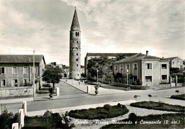 Caorle Veneto IT Piazza Vescovado e Campanile Erzbistumsplatz und Glockenturm 10