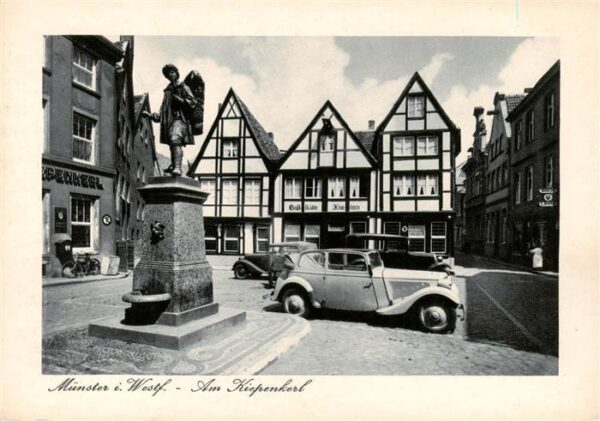 Muenster  Westfalen Am Kiepenkerl Brunnen Statue Fachwerkhaeuser Altstadt Automo
