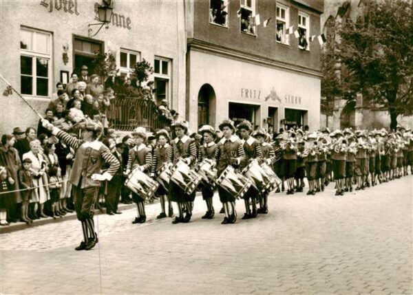 Noerdlingen Jugendkapelle in historischer Tracht Stadt der Scharlachrennen