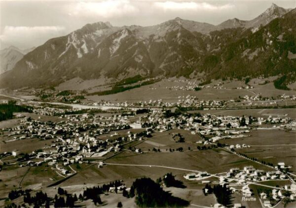 Reutte Tirol Fliegeraufnahme mit Gaichtspitze Hahnenkamm und Schneid