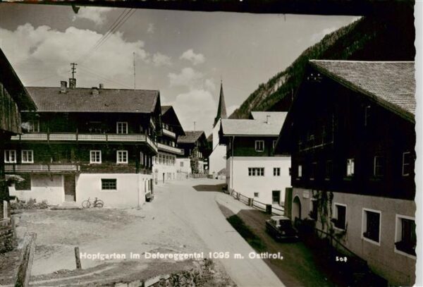Hopfgarten Defereggen Tirol AT Ortspartie mit Blick zur Kirche