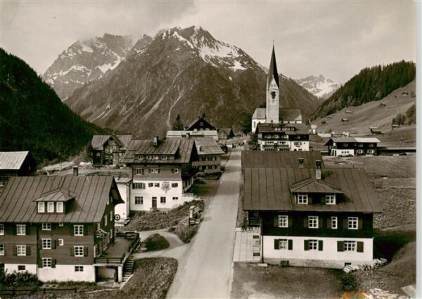 Mittelberg Kleinwalsertal AT Ortsansicht mit Kirche mit Blick zum Grossem Widder