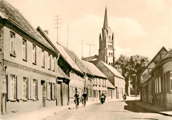 Roebel Mueritz Motiv im Ortszentrum Blick zur Kirche