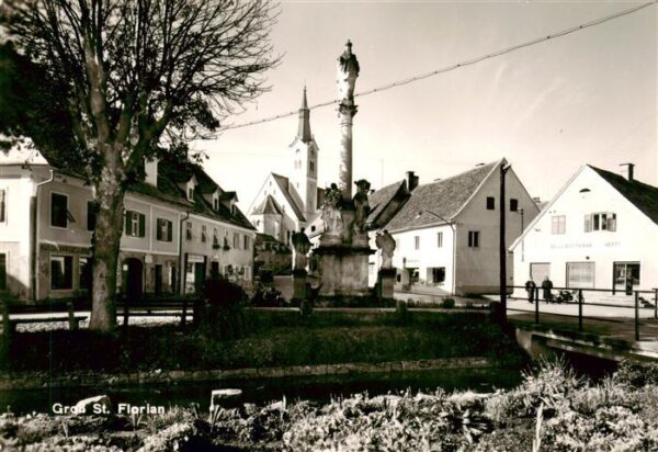 Gross St Florian Steiermark AT Ortspartie mit Brunnen und Kirche