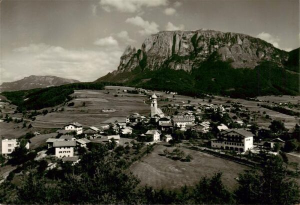 Voels Schlern Suedtirol IT Fliegeraufnahme mit Dolomiten