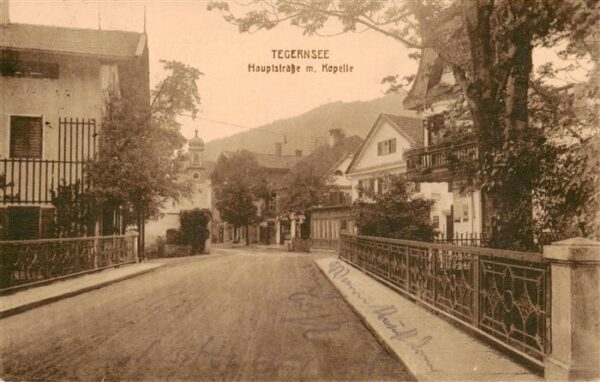 Tegernsee Hauptstrasse mit Kapelle