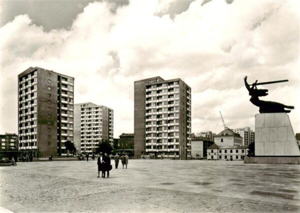 Warschau Warszawa Theaterplatz mit dem Denkmal der Helden Warschaus