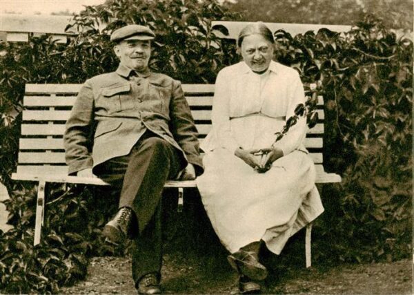 Persoenlichkeiten Lenin und Krupskaya Gorki