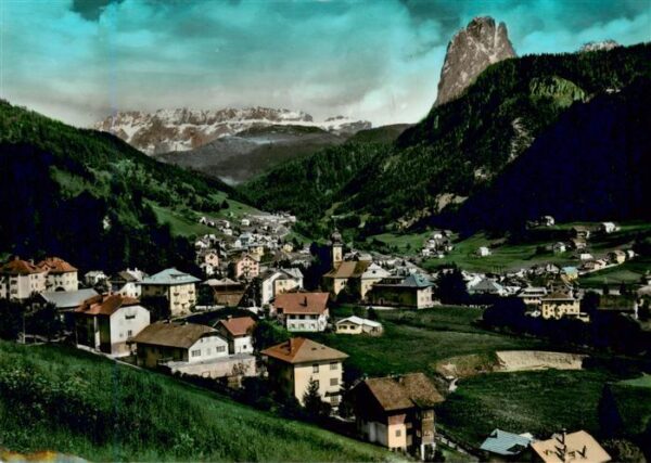 Ortisei St Ulrich Groednertal IT Panorama verso le Dolomiti Gruppo del Sassolung