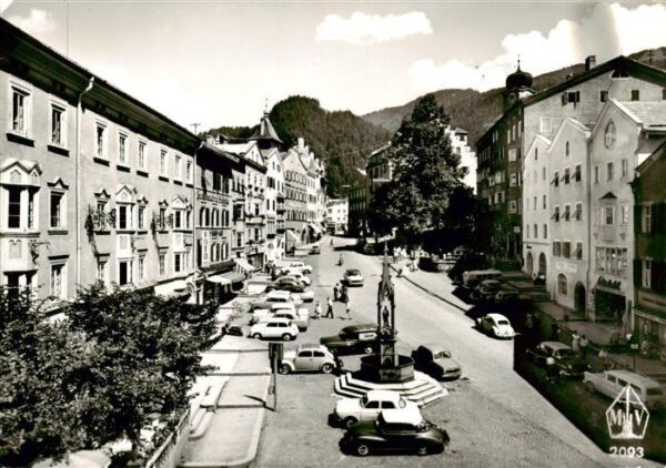 Kufstein Tirol AT Ortspartie mit Brunnen