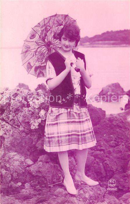 Foto PC Paris Nr. Nr.2652 Frau Tracht Sonnenschirm