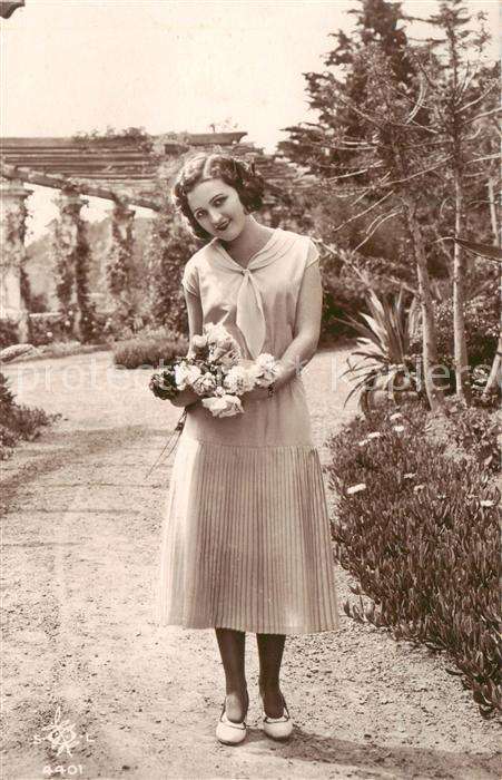 Foto SOL Nr. Nr. 4401 Frau pose Blumen Garten