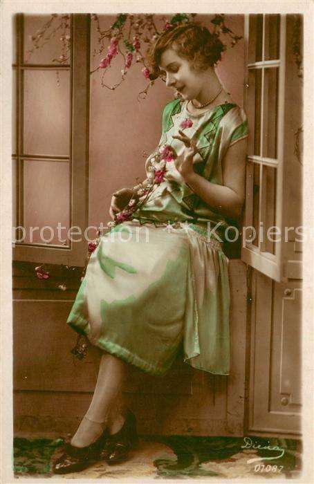 Foto Diena Nr. Nr.07087 Frau pose Fenster Printed in Italy