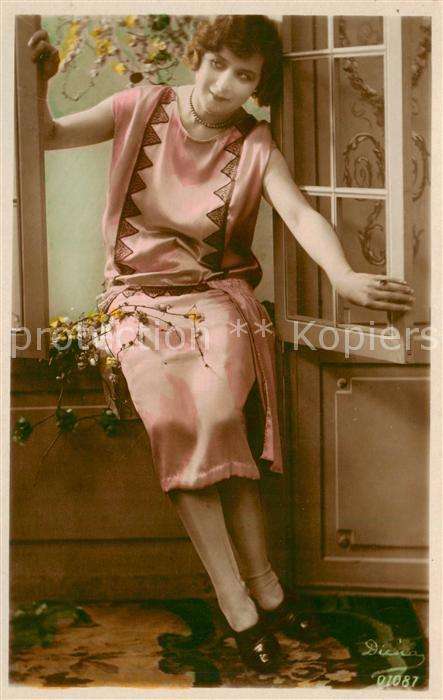 Foto Diena Nr. Nr.01087 Frau pose  Fenster Printed Italy