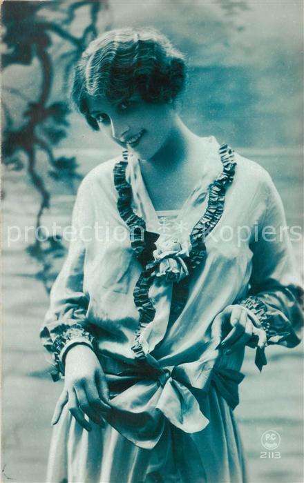 Foto PC Paris Nr. Nr. 2113 Frau pose