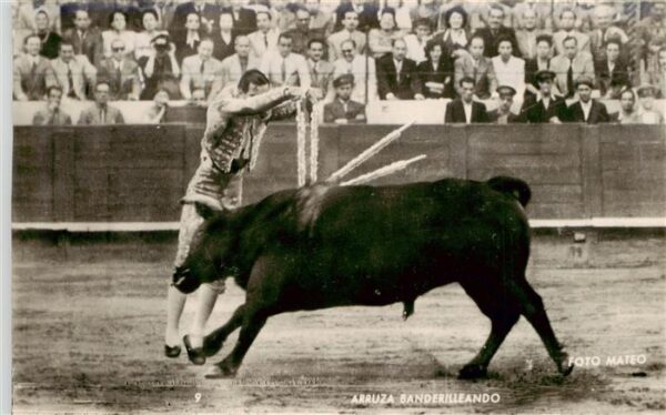 Stierkampf Corrida de Toros Bullfight Foto Mateo Arruza Banderilleando