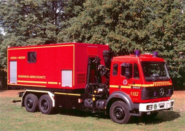 Feuerwehr Fire-Brigade Pompiers Bomberos Hamburger Feuerwehr Mercedes-Benz 2531