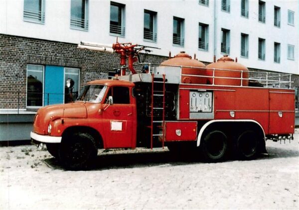 Feuerwehr Fire-Brigade Pompiers Bomberos Pulverloeschfahrzeug Tatra 138