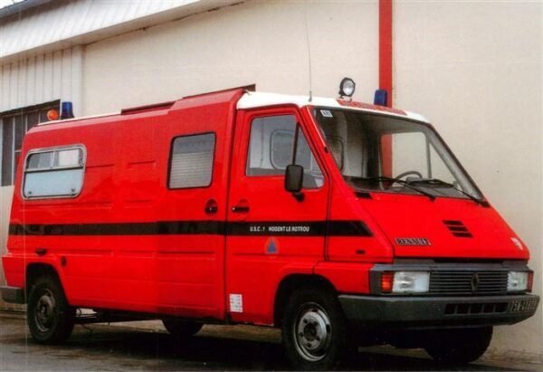 Feuerwehr Fire-Brigade Pompiers Bomberos AR1 Renault Master T35-90 ch Ambulance
